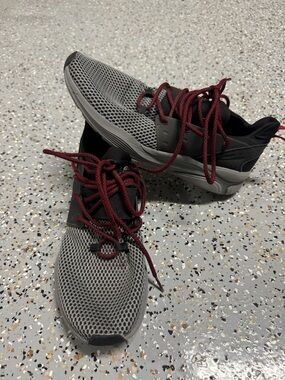 Men’s Gray Mesh Athletic Sneakers Burgundy Laces Size 9 EU 42
